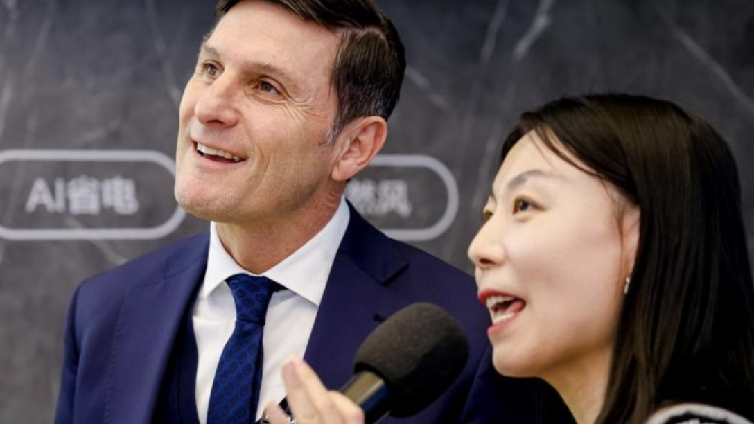 足球传奇萨内蒂亲临海信空调展区，中文点赞“好新风 好睡眠”