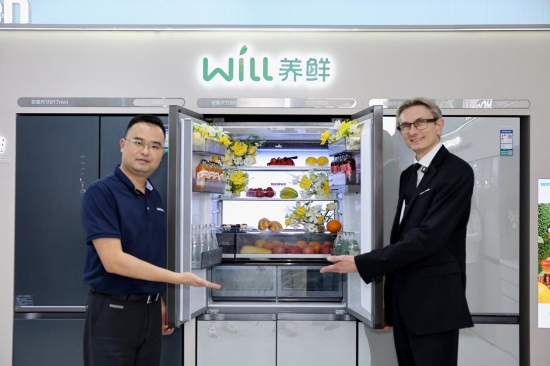 “九头身裁判”亮相容声直播间 共赴优雅与养鲜之约​