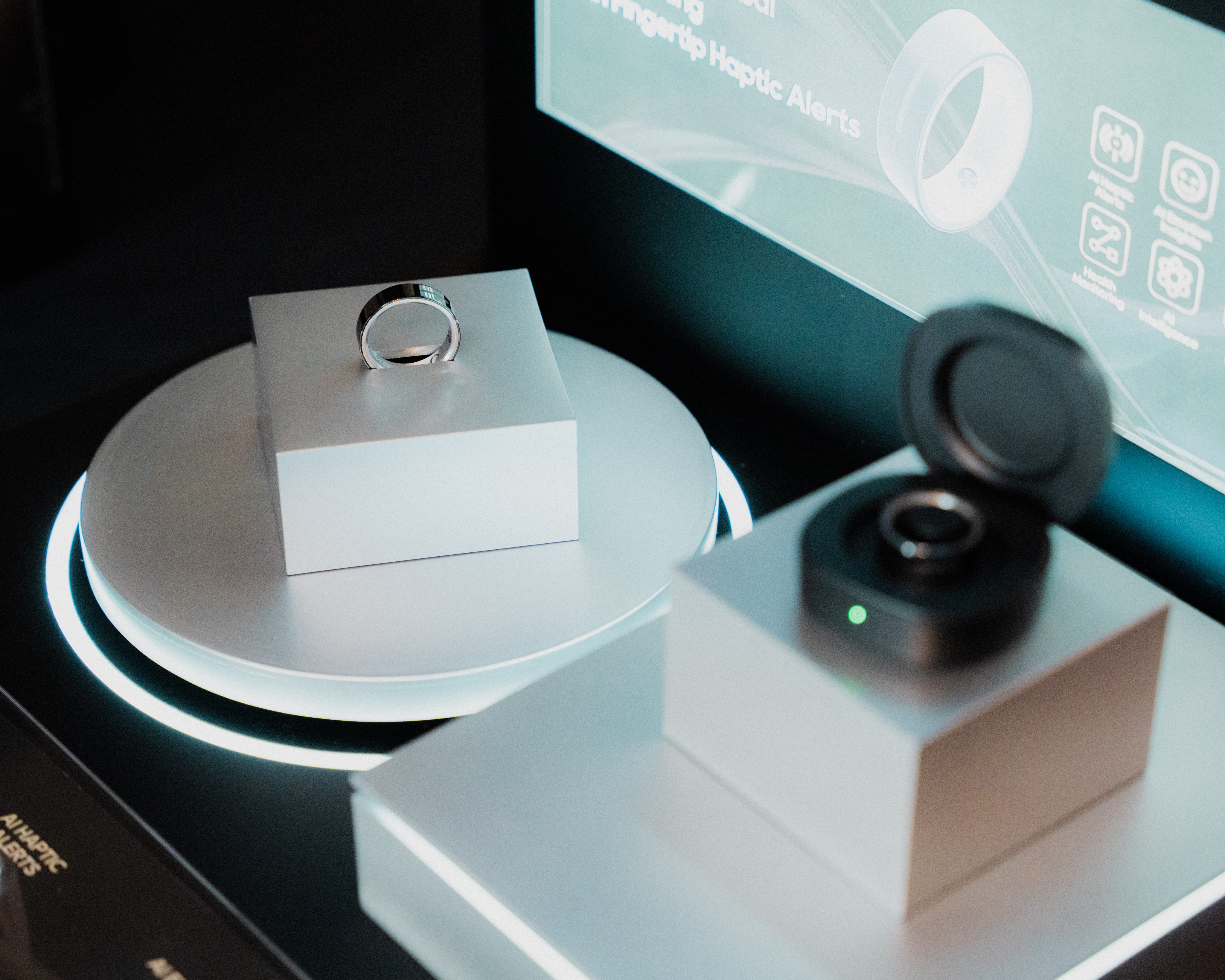 胡先煦亲测!追觅AI智能戒指成为首个亮相春晚的AI智能硬件! 胡先煦亲测!追觅AI智能戒指成为首个亮相春晚的AI智能硬件!