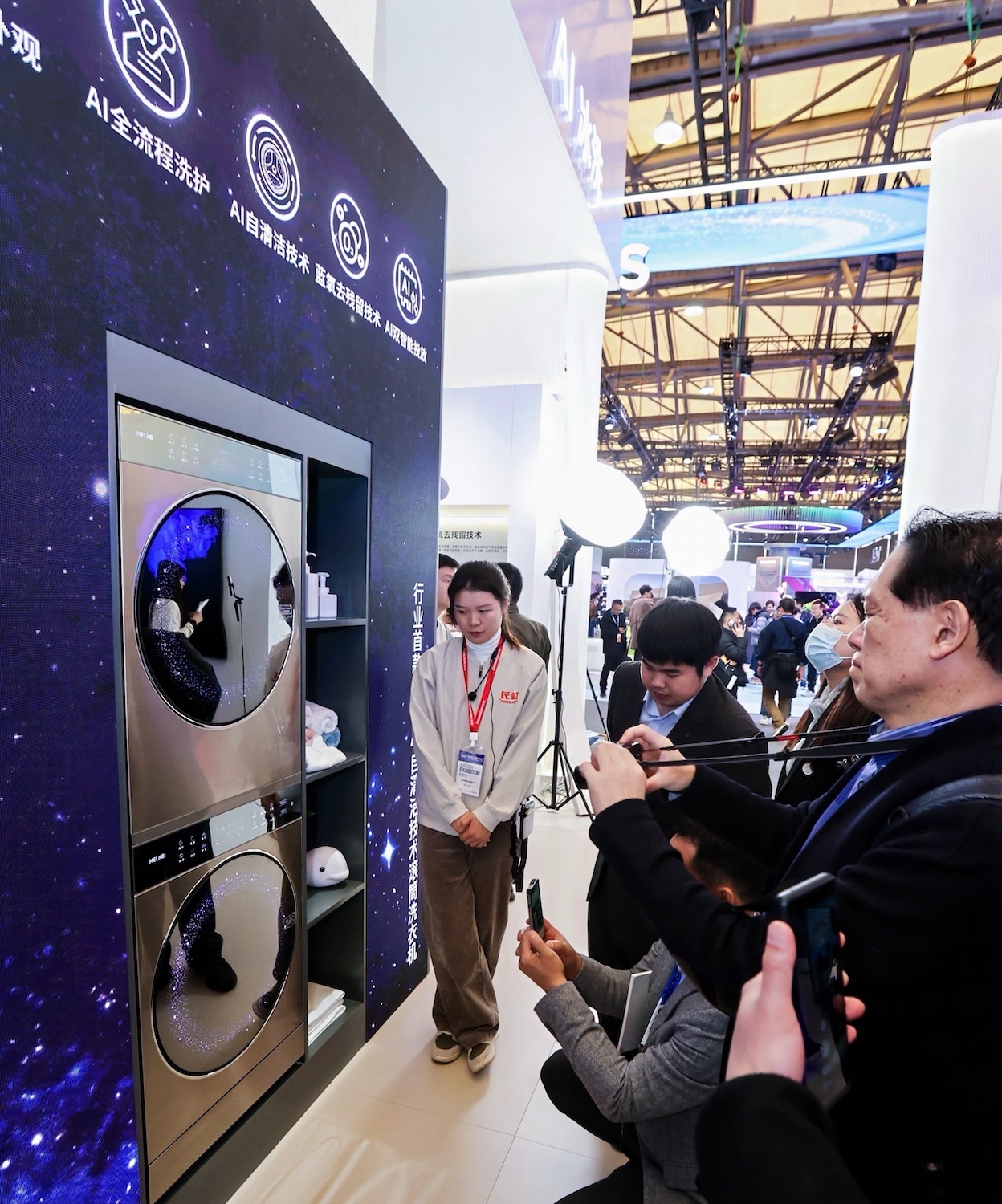 AWE逛展记:在长虹展台看见新消费、新AI+的七个变化 AWE逛展记:在长虹展台看见新消费、新AI+的七个变化