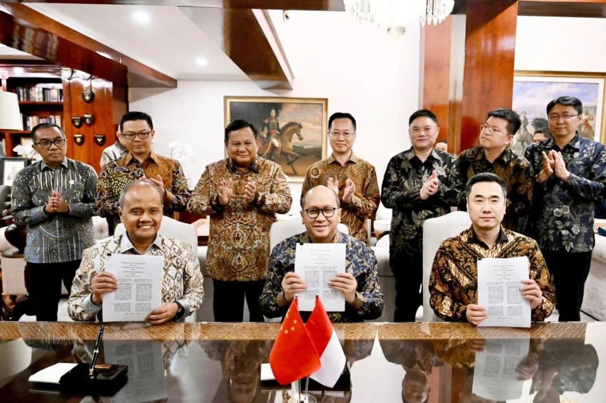 印尼总统普拉博沃·苏比安托与海信集团董事长贾少谦共同出席并见证签约。